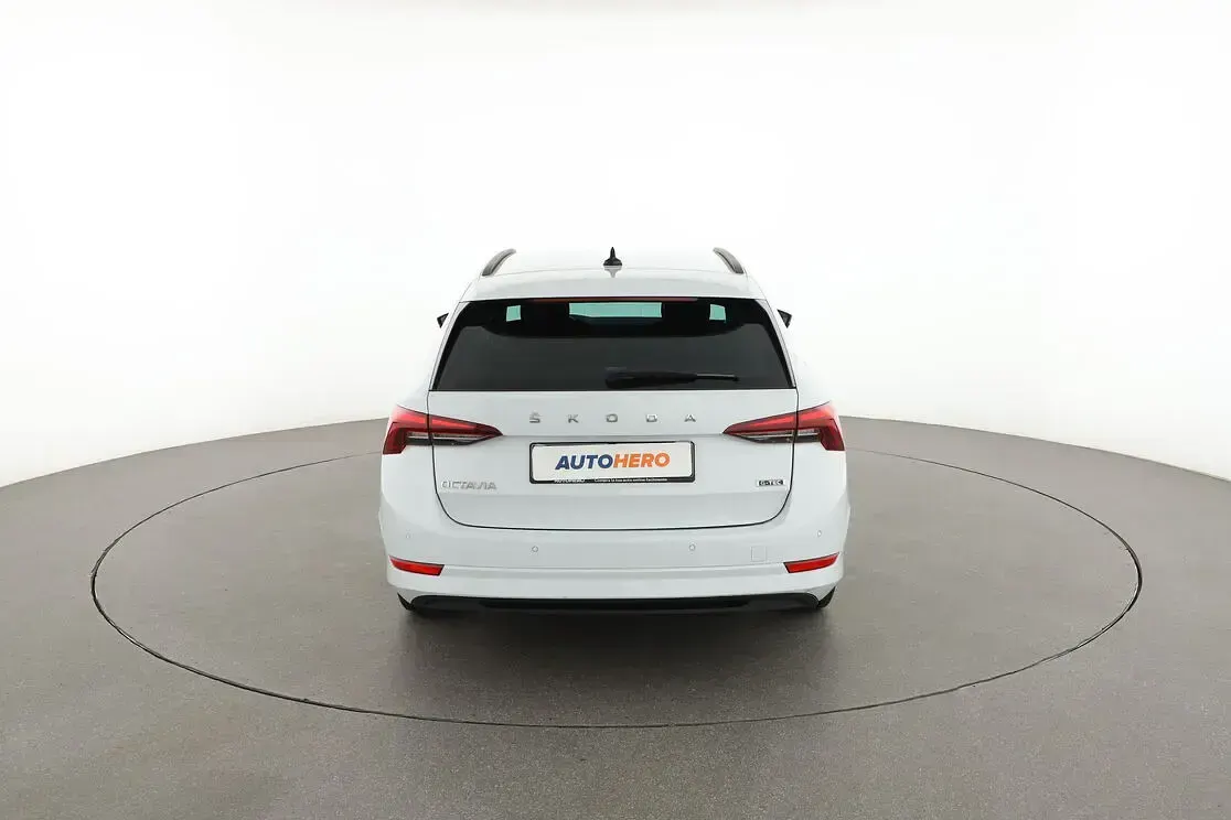 Usata Skoda Octavia Executive 131 CV (96 kW) 2021 Bianco Station wagon