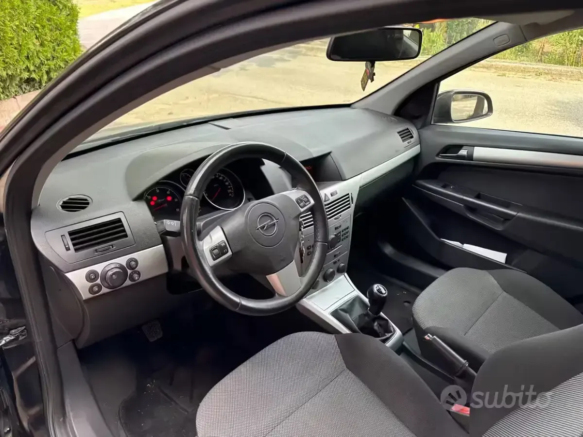 Usata Opel Astra 110 CV (80 kW) 2009 Nero Berlina