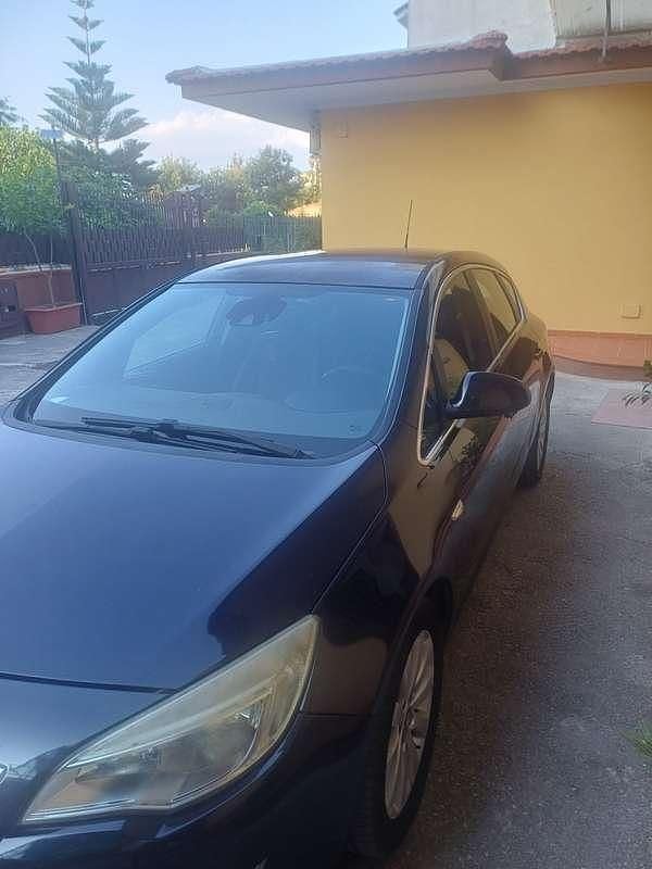 Usata 2010 Opel Astra Cosmo Tre volumi | 2000 € (Super prezzo) - Immagine 1/4
