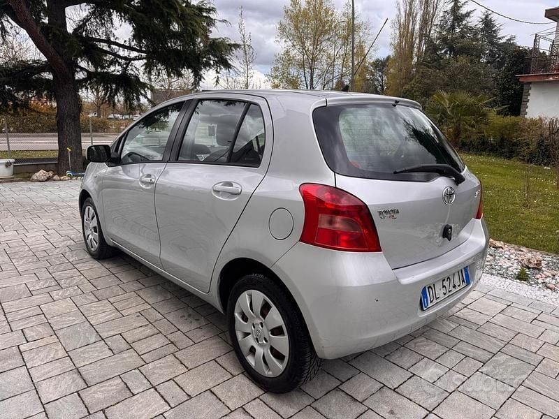 Usata Toyota Yaris Sol 69 CV (50 kW) 2007 Grigio Utilitaria