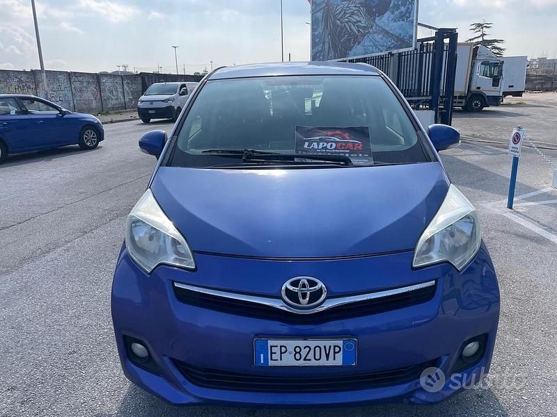 Usata Toyota Verso-S Style 90 CV (66 kW) 2013 Blu Monovolume