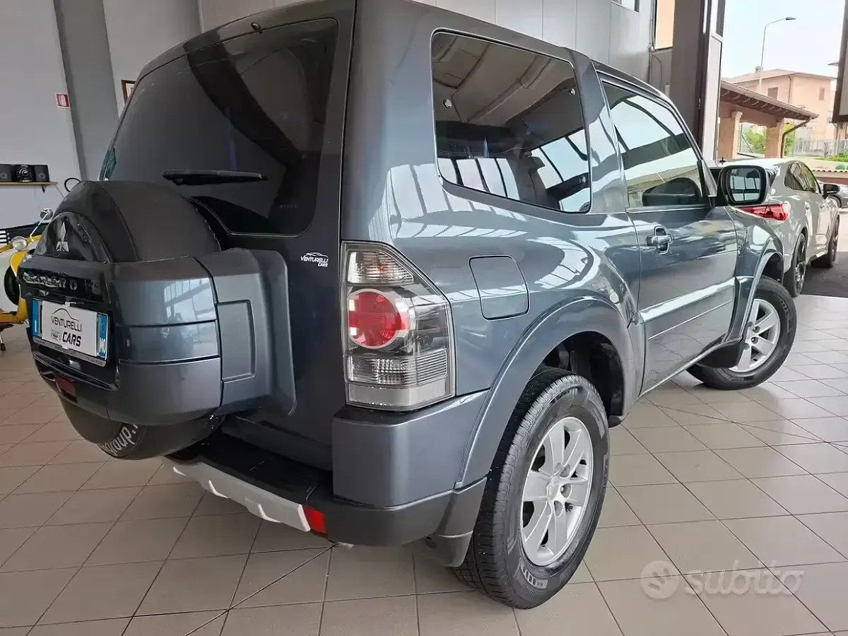 Usata Mitsubishi Pajero Invite 160 CV (117 kW) 2008 Grigio SUV