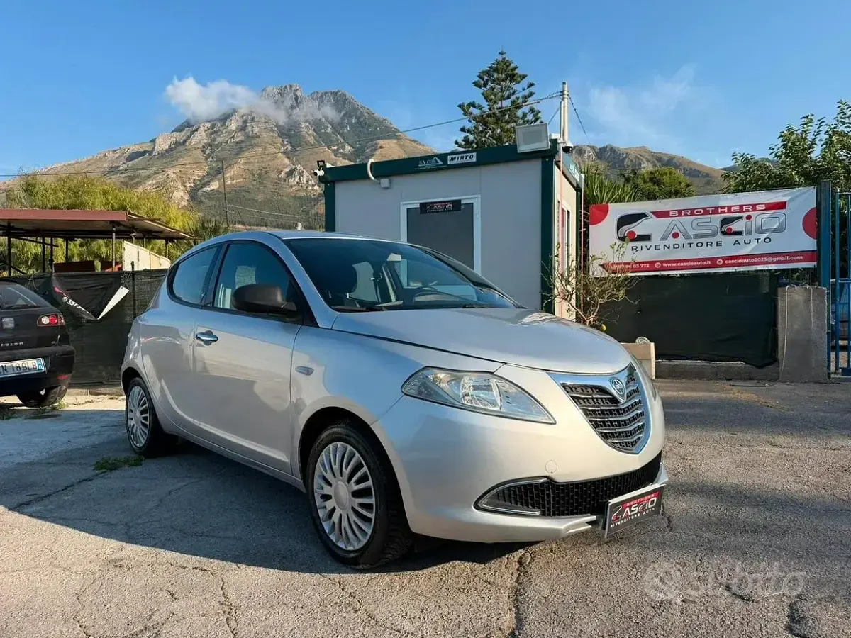 Usata Lancia Ypsilon Silver 69 CV (50 kW) 2015 Grigio Utilitaria