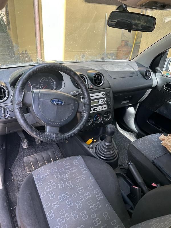 Usata Ford Fiesta Ghia 70 CV (51 kW) 2004 Blu Berlina