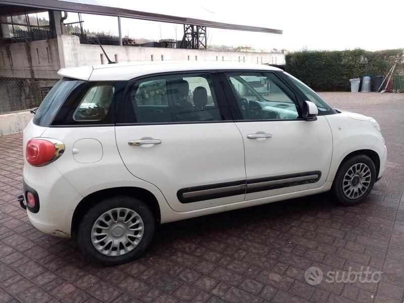 Bianco Usata 2016 Fiat 500L Monovolume | 9000 € (Buon prezzo) - Immagine 1/4