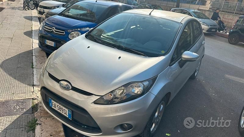 Usata Ford Fiesta 96 CV (70 kW) 2010 Grigio Utilitaria