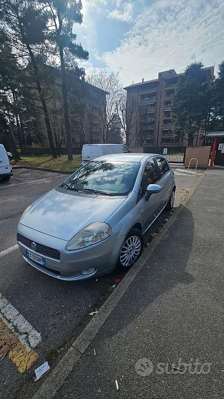 Usata Fiat Grande Punto Dynamic 77 CV (56 kW) 2005 Grigio Utilitaria