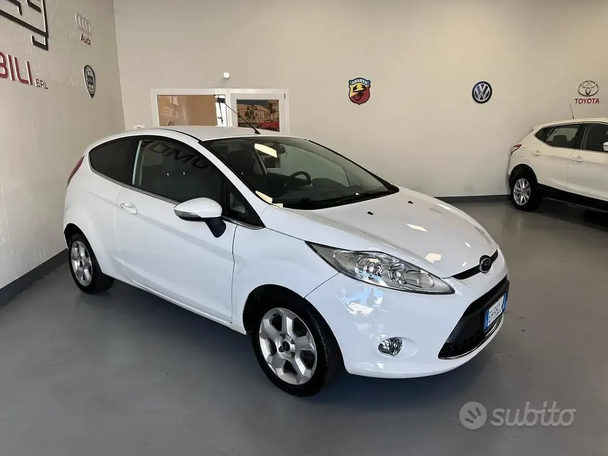 Usata Ford Fiesta 92 CV (67 kW) 2011 Bianco Berlina