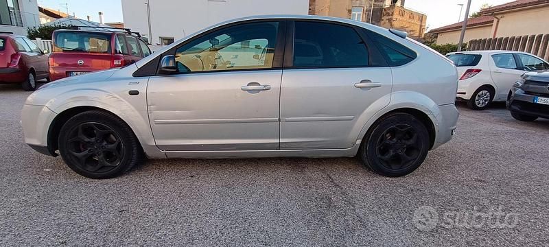 Usata Ford Focus 90 CV (66 kW) 2008 Grigio Berlina