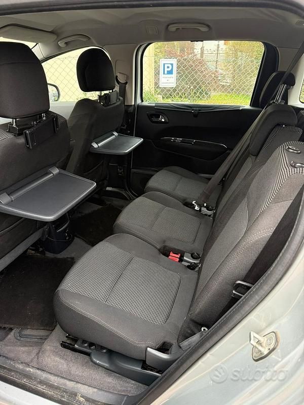 Usata Peugeot 5008 112 CV (82 kW) 2011 Grigio Monovolume