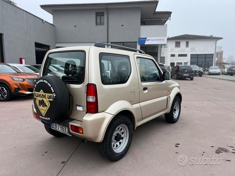 Usata Suzuki Jimny 85 CV (62 kW) 2010 Grigio SUV