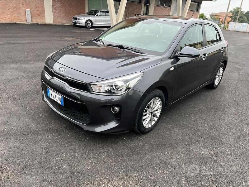 Usata Kia Rio Active 78 CV (57 kW) 2017 Nero Berlina