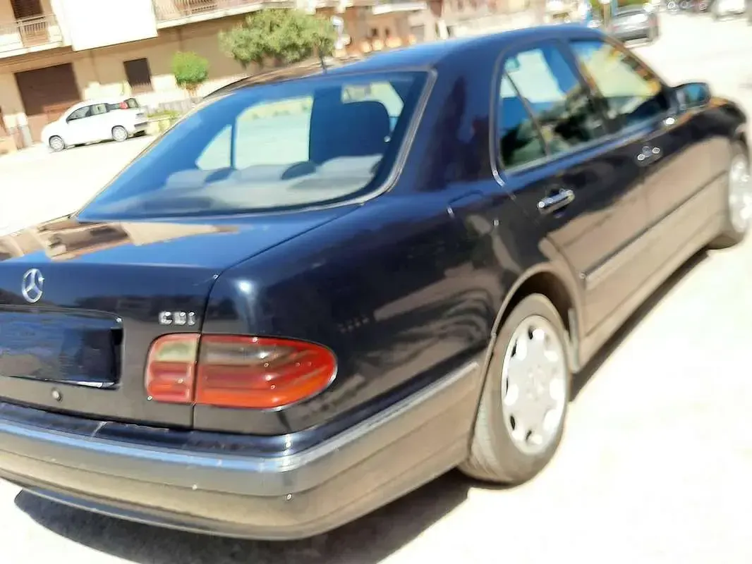 Usata Mercedes E220 Elegance 143 CV (105 kW) 2001 Blu/azzurro Berlina