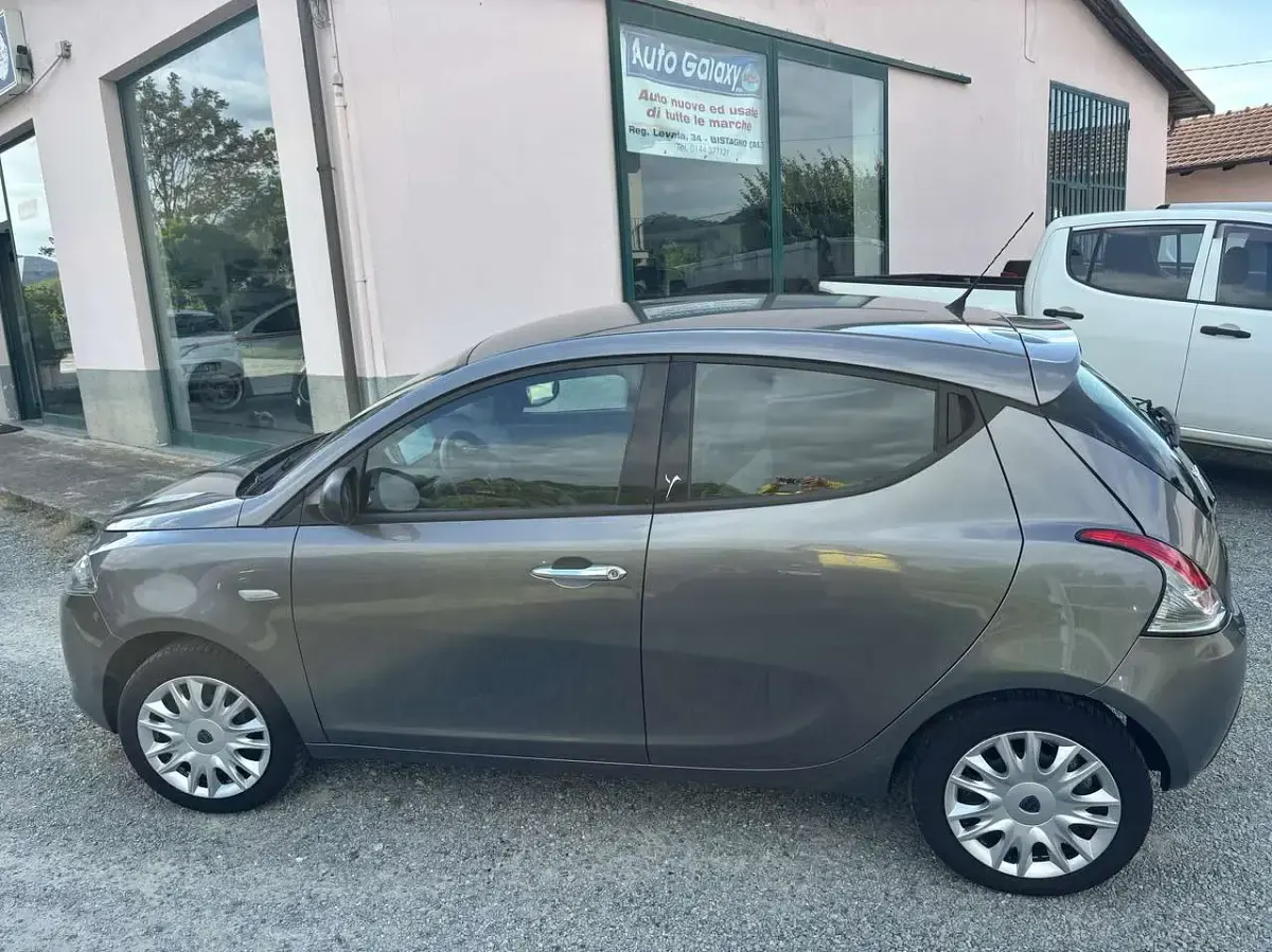 Usata Lancia Ypsilon Silver 69 CV (50 kW) 2016 Grigio Utilitaria