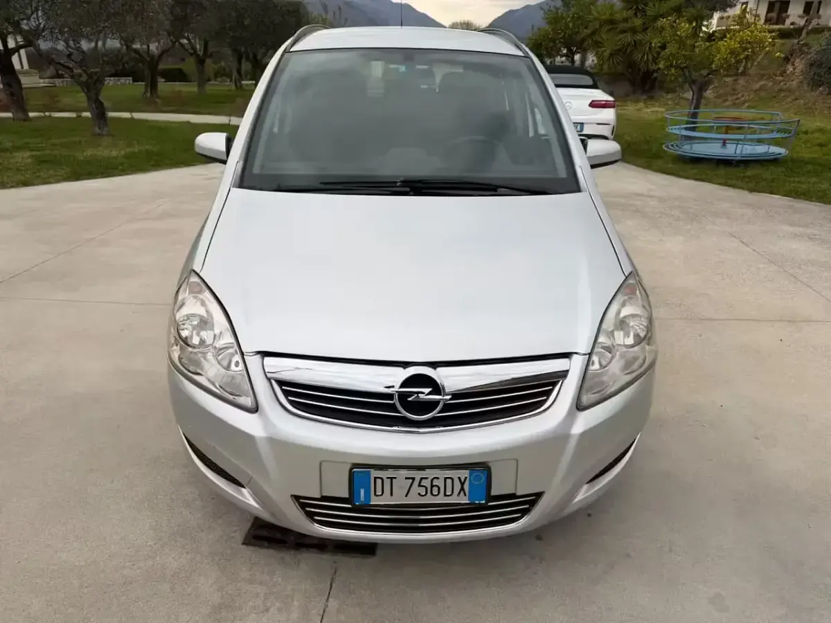 Usata Opel Zafira Cosmo 120 CV (88 kW) 2009 Argento Monovolume