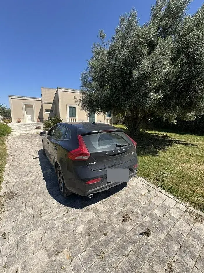 Gebraucht Volvo V40 120 PS (88 kW) 2018 Schwarz Kleinwagen