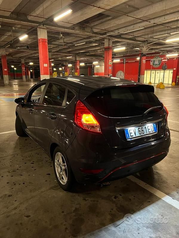 Usata Ford Fiesta 75 CV (55 kW) 2014 Blu Utilitaria