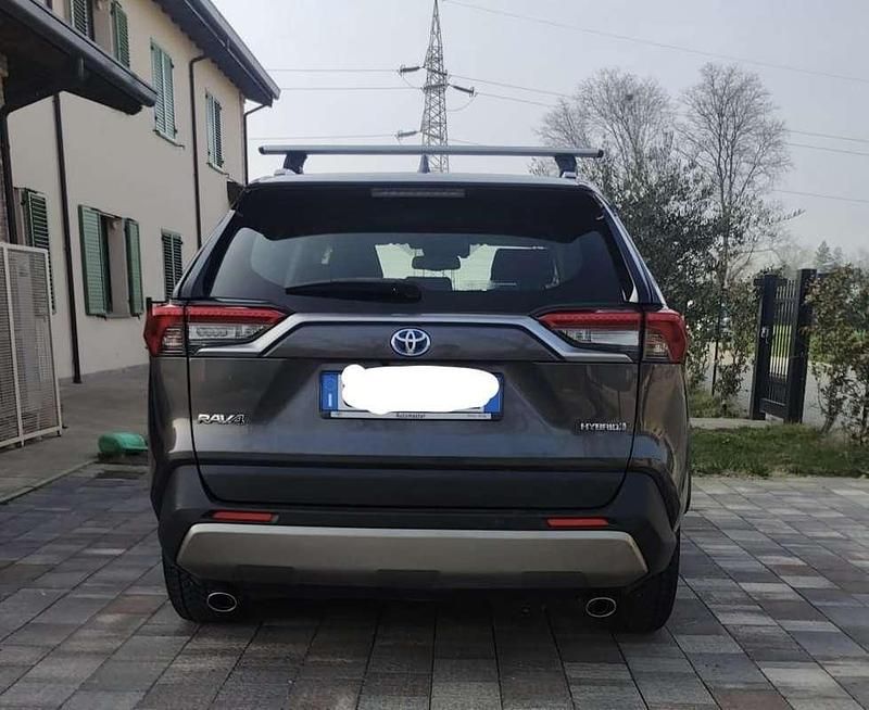 Usata Toyota RAV4 Hybrid Active 178 CV (130 kW) 2022 Grigio SUV