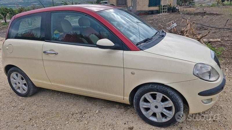 Usata Lancia Ypsilon 102 CV (75 kW) 2004 Rosso Utilitaria