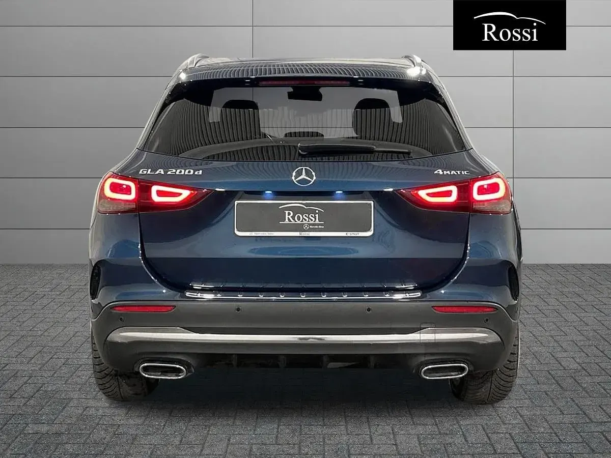 Usata Mercedes GLA200 150 CV (110 kW) 2023 Blu metallizzato SUV