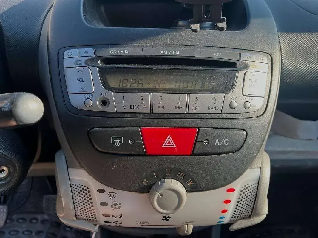 Usata Peugeot 107 Access 68 CV (50 kW) 2010 Nero Utilitaria