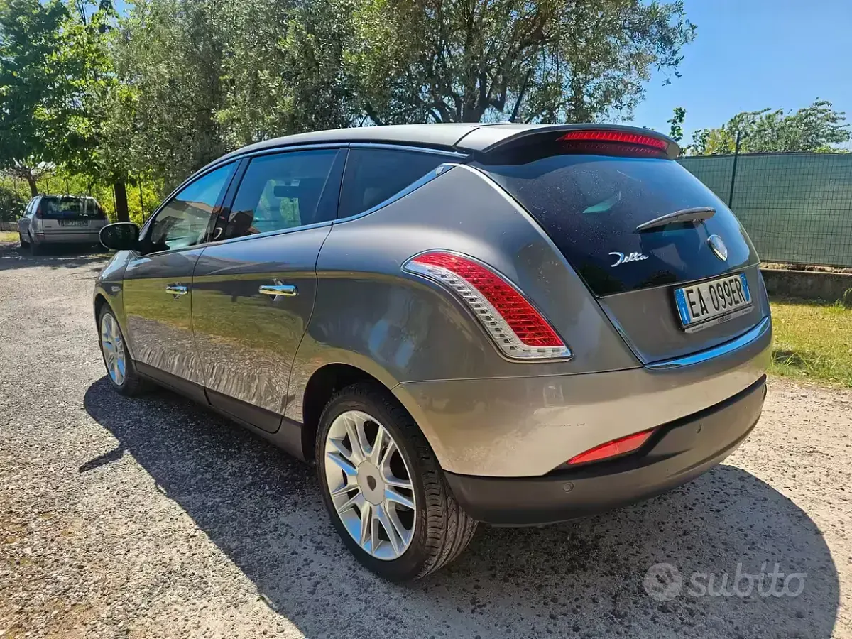 Usata Lancia Delta 120 CV (88 kW) 2011 Grigio Utilitaria