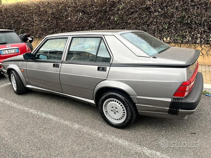 Usata Alfa Romeo 75 155 CV (114 kW) 1990 Grigio Berlina