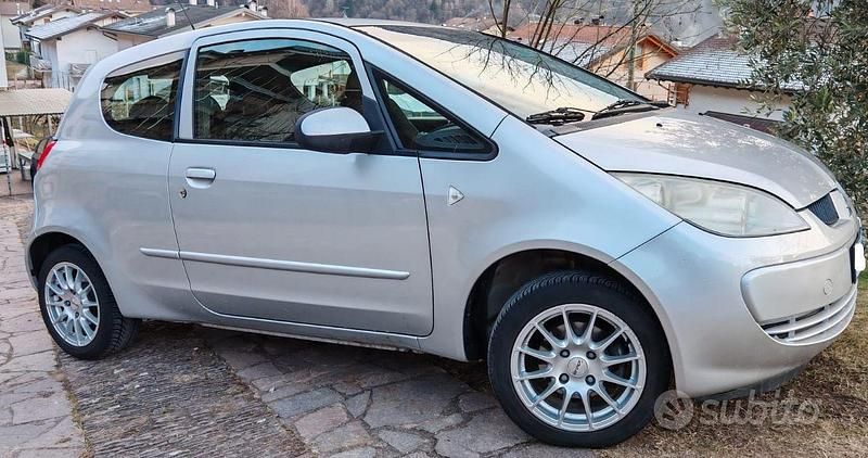 Grigio Usata 2005 Mitsubishi Colt Due volumi | 1750 € (Buon prezzo) - Immagine 1/4