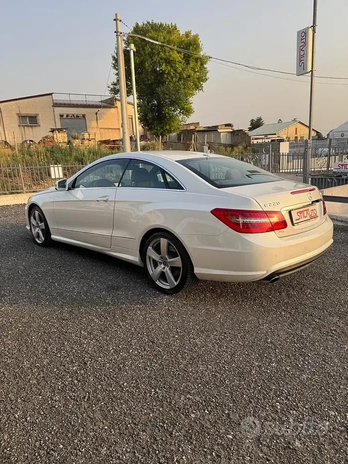 Usata Mercedes E220 AMG 170 CV (125 kW) 2012 Bianco Coupé