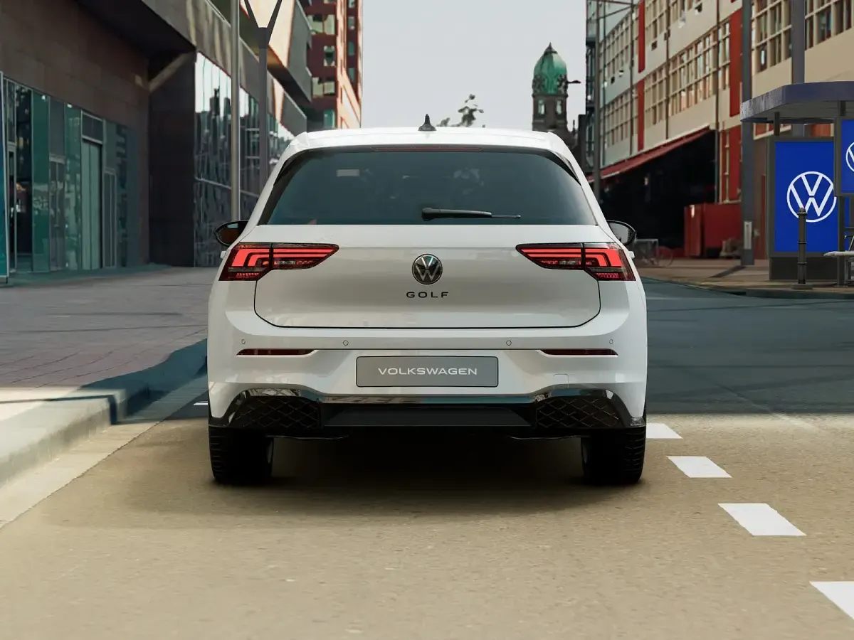 Nuova VW Golf VIII R-line Plus 150 CV (110 kW) 2026 Pure white Berlina