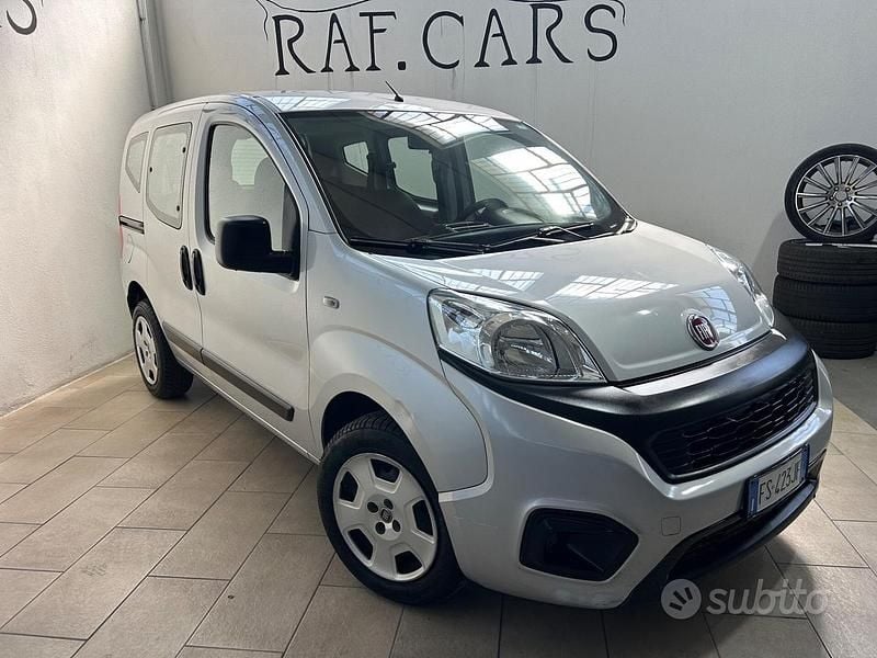 Käytetty Fiat Qubo Lounge 80 HP (58 kW) 2018 Harmaa Tila-auto