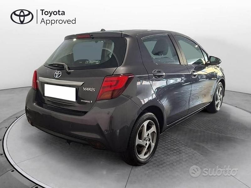 Usata Toyota Yaris Hybrid Active 101 CV (74 kW) 2016 Grigio Berlina