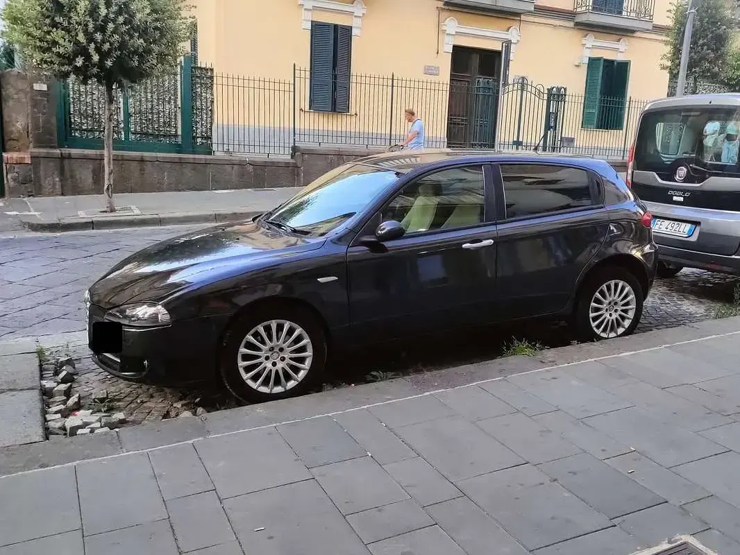 Usata Alfa Romeo 147 Distinctive 150 CV (110 kW) 2006 Nero Utilitaria