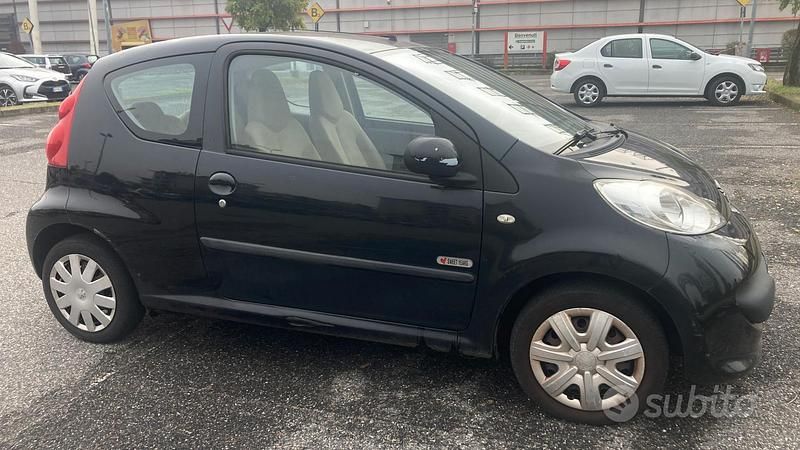 Nero Usata 2006 Peugeot 107 Due volumi | 2000 € (Ottimo prezzo) - Immagine 1/4