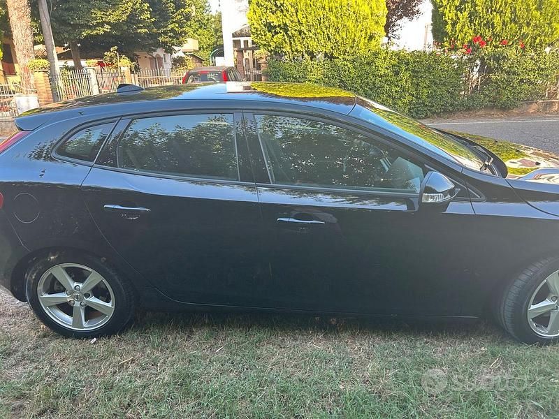 Usata Volvo V40 120 CV (88 kW) 2017 Nero Berlina