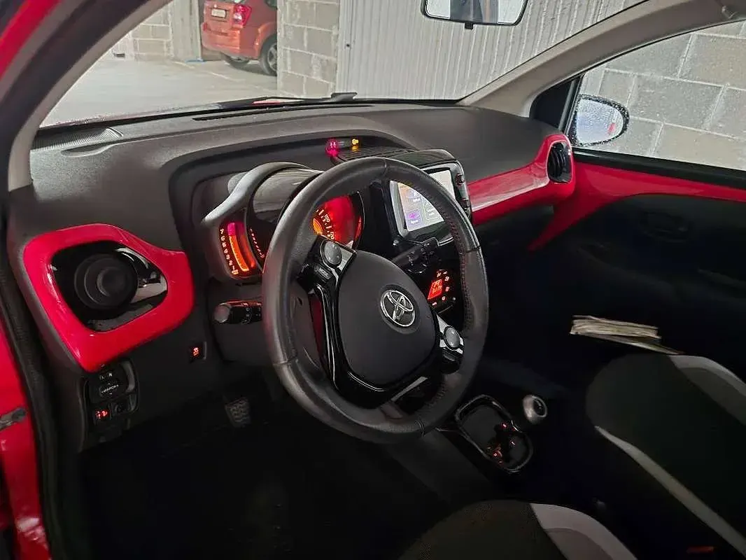 Usata Toyota Aygo X-play 69 CV (50 kW) 2015 Rosso Utilitaria