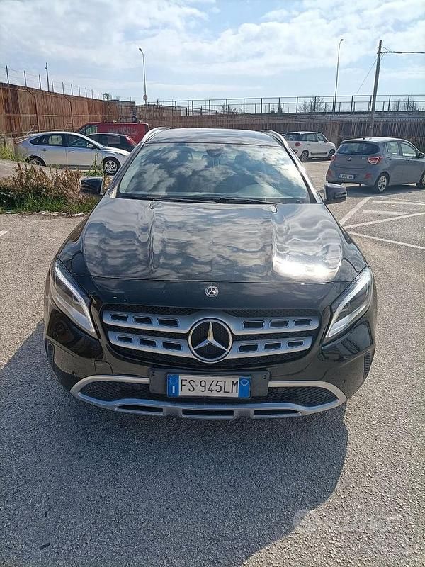 Usado Mercedes GLA200 136 CV (100 kW) 2017 Negro SUV