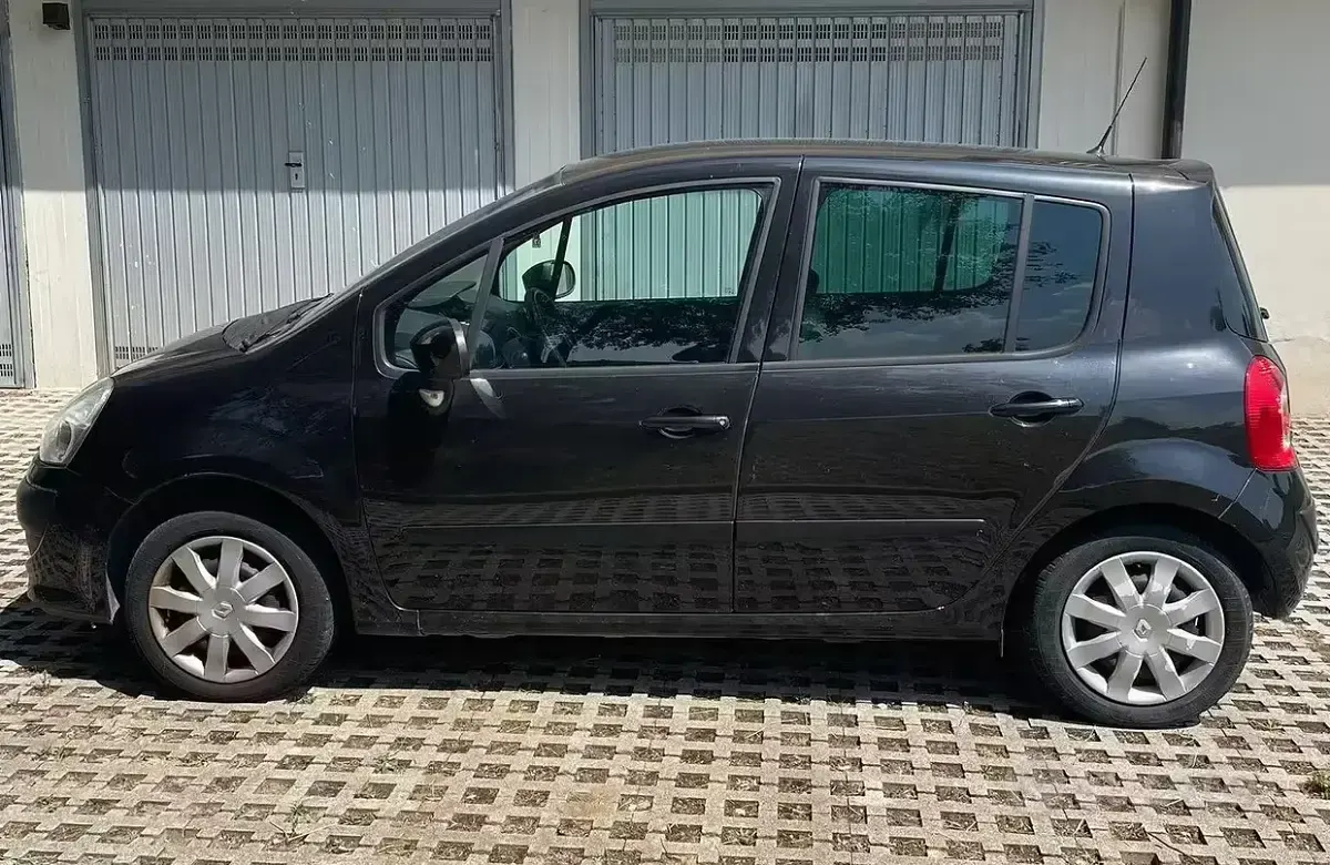 Käytetty Renault Modus Dynamique 75 HP (55 kW) 2010 Musta Tila-auto