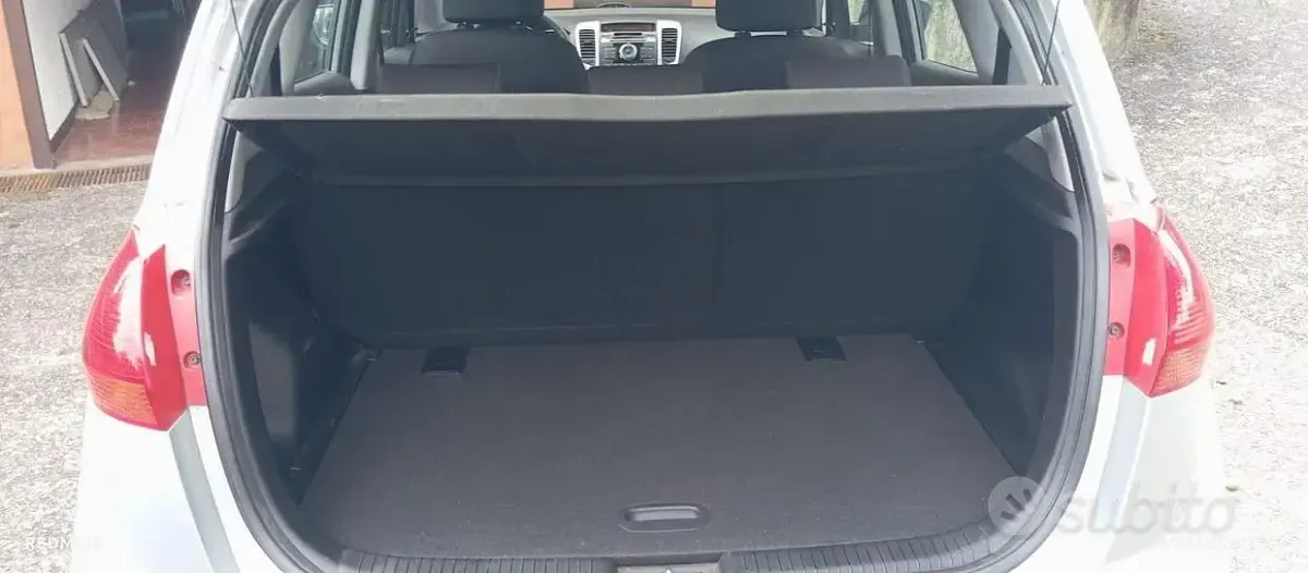 Usata Kia Venga 90 CV (66 kW) 2011 Grigio Utilitaria