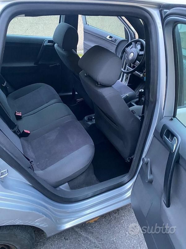 Usado VW Polo 94 CV (69 kW) 2006 Gris Utilitario