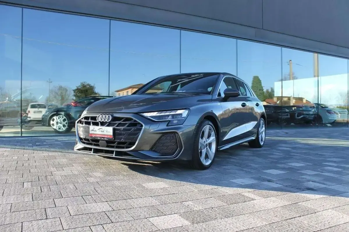 Nuova Audi A3 S-Line 150 CV (110 kW) 2025 Grigio daytona perlato Berlina