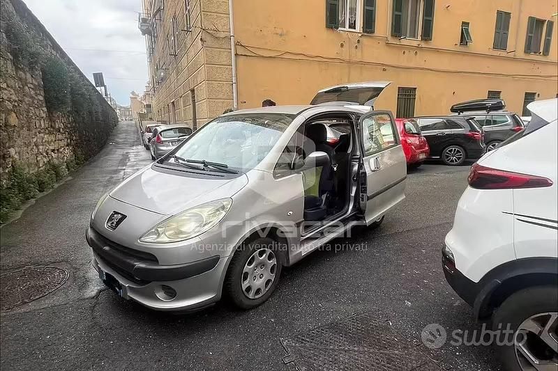 Usata Peugeot 1007 68 CV (50 kW) 2006 Grigio Monovolume