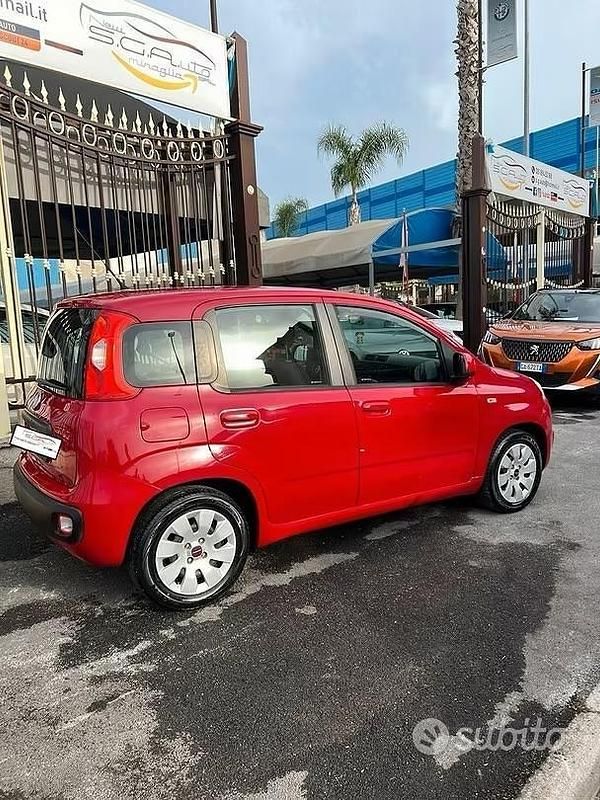 Usata Fiat Panda Lounge 69 CV (50 kW) 2012 Rosso Utilitaria