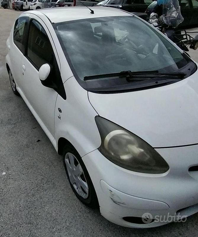 Usata Toyota Aygo 68 CV (50 kW) 2012 Bianco Utilitaria