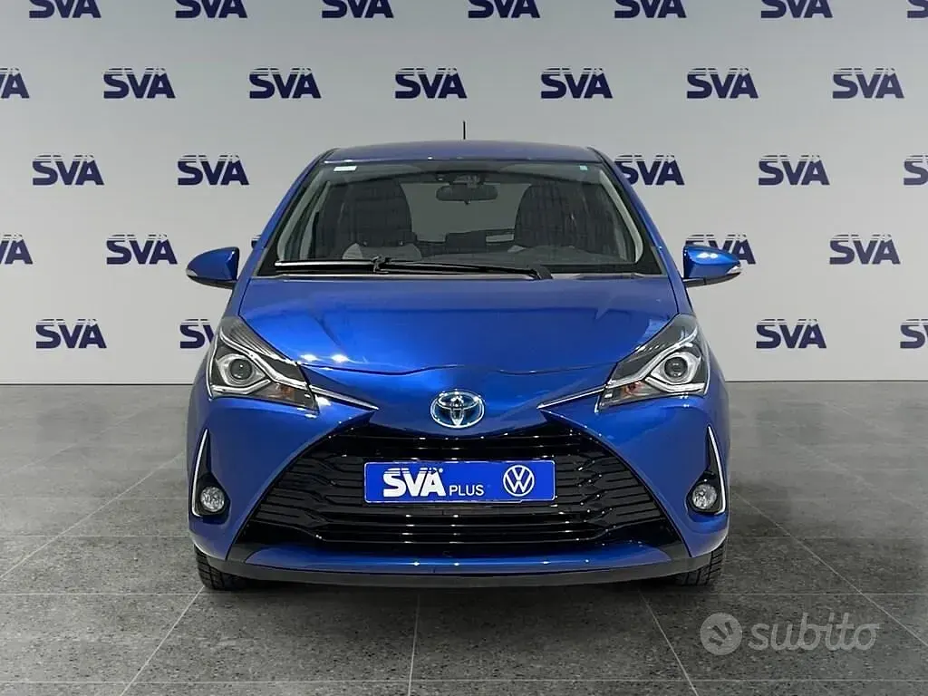 Usata Toyota Yaris Hybrid Active 101 CV (74 kW) 2017 Blu Berlina