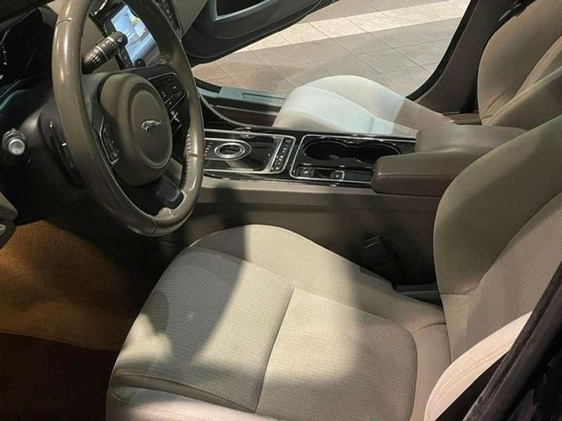 Usata Jaguar XE Pure 179 CV (131 kW) 2016 Blu/azzurro Berlina