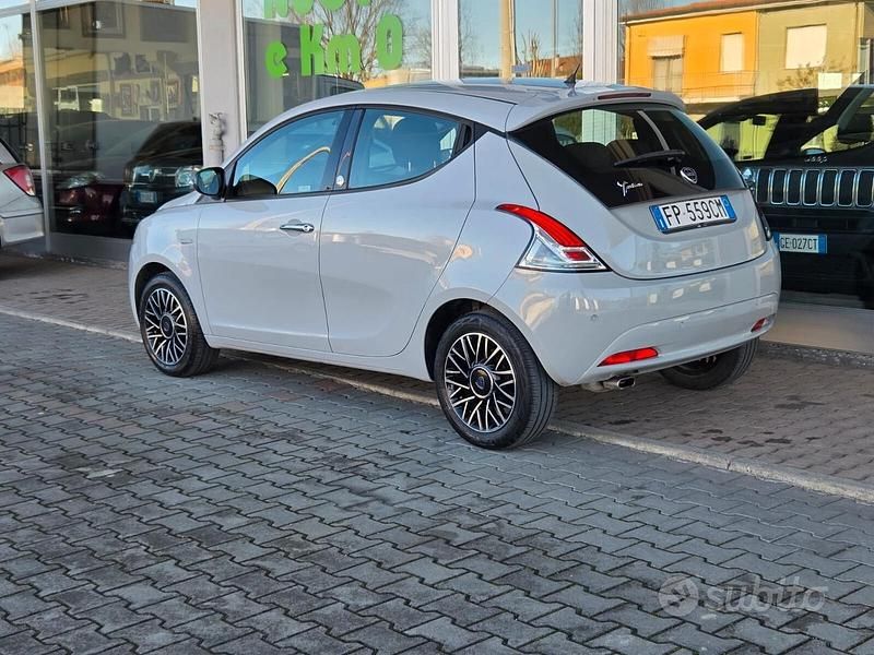 Usata Lancia Ypsilon Gold 69 CV (50 kW) 2018 Grigio Utilitaria