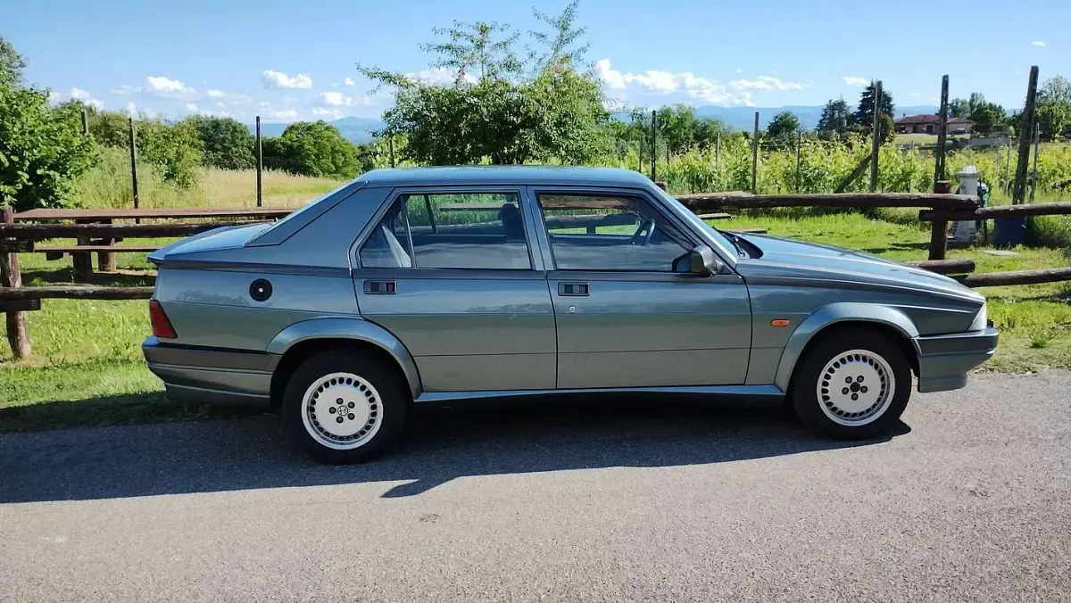 Usata Alfa Romeo 75 148 CV (108 kW) 1992 Verde Berlina
