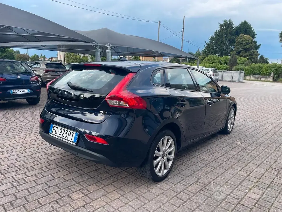 Usata Volvo V40 Kinetic 120 CV (88 kW) 2016 Blu Berlina