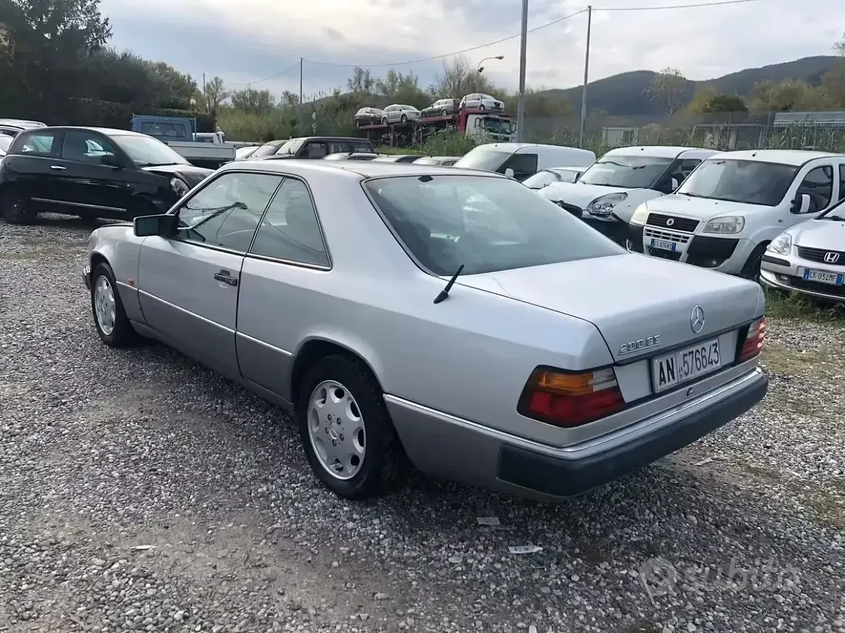 Usata Mercedes 200 122 CV (89 kW) 1992 Grigio Berlina